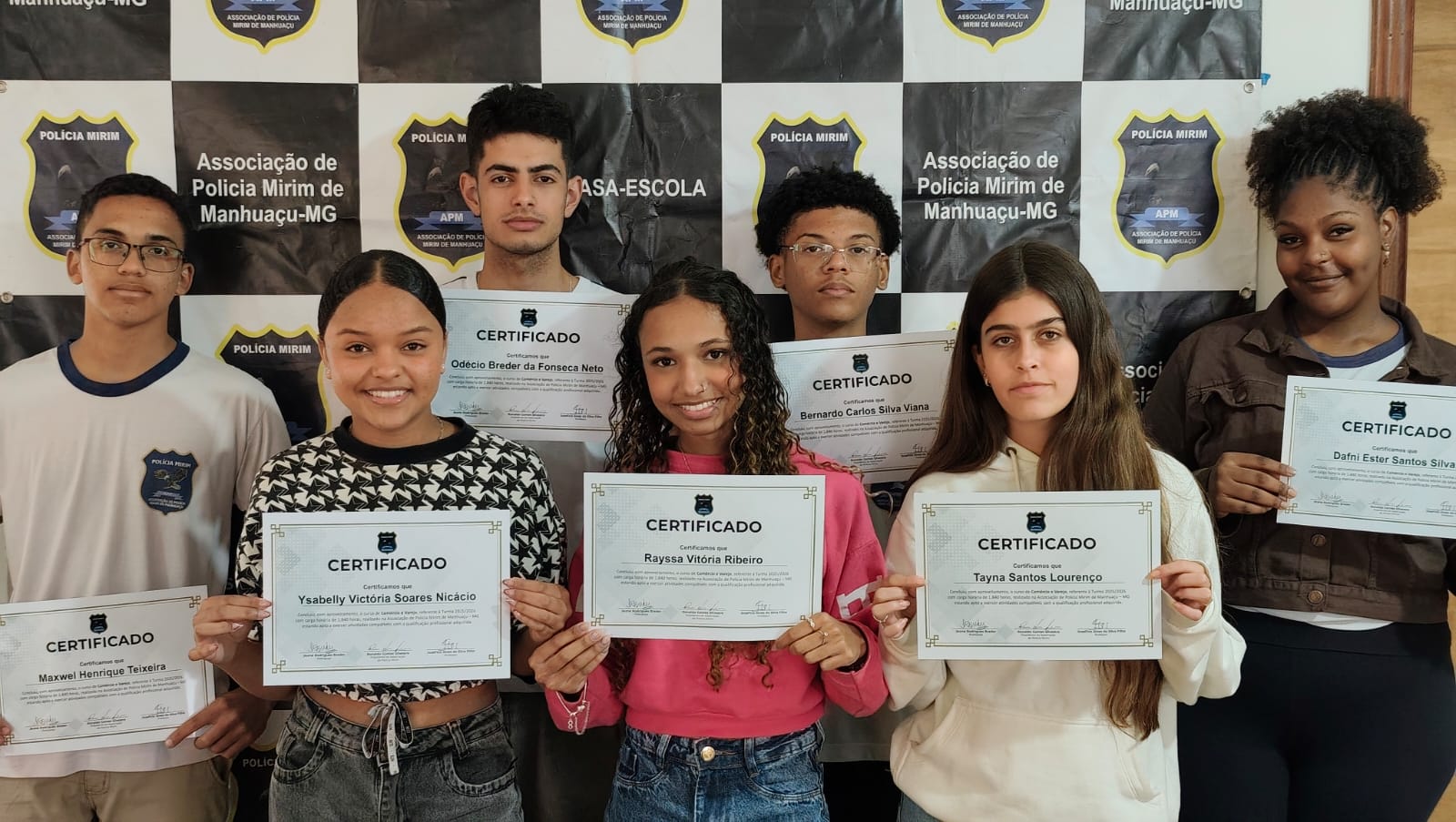 Jovens Aprendizes concluem curso de Comércio e Varejo na Associação de Polícia Mirim