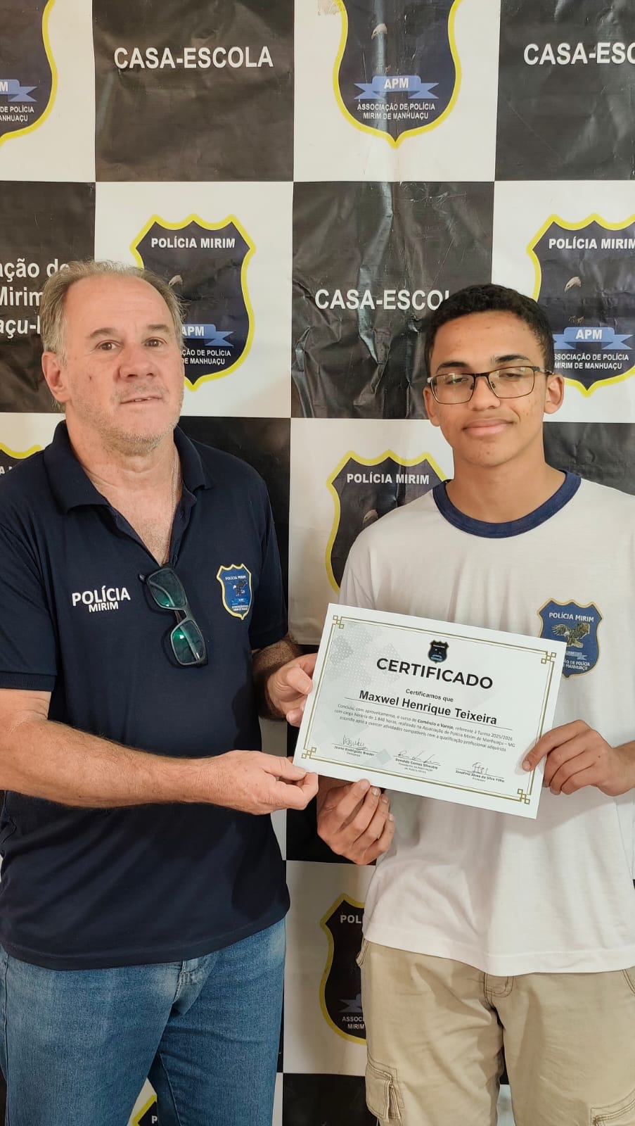 Jovens Aprendizes concluem curso de Comércio e Varejo na Associação de Polícia Mirim